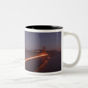 USA, Kalifornien, Marin. Mondaufgang über dem Zweifarbige Tasse