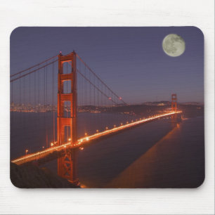 USA, Kalifornien, Marin. Mondlicht über Mousepad