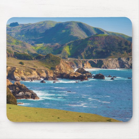 USA, Kalifornien. Panorama von Big Sur mit Bixby Mousepad (Vorne)