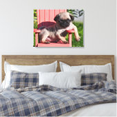 USA, Kalifornien. Pug Puppy Slouching Leinwanddruck (Insitu (Schlafzimmer))