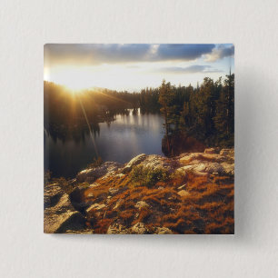USA, Kalifornien, Sierra Nevada-Gebirge. Sonnenunt Button