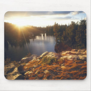 USA, Kalifornien, Sierra Nevada-Gebirge. Sonnenunt Mousepad