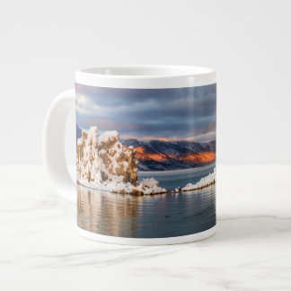 USA, Kalifornien, Sonnenaufgang in Monosee Jumbo-Tasse
