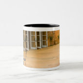 USA, Kalifornien, Sonoma Valley, Patio in Viansa Zweifarbige Tasse (Mittel)