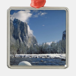 USA, Kalifornien, Yosemite NP. Der Merced River, Silbernes Ornament