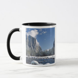USA, Kalifornien, Yosemite NP. Der Merced River, Tasse