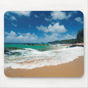 USA, Kauai, Hawaii. Eine Frau schlendert über die Mousepad
