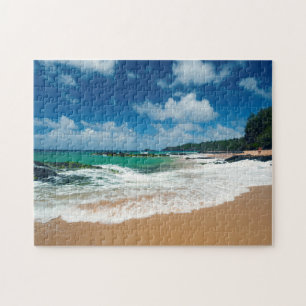 USA, Kauai, Hawaii. Eine Frau schlendert über die  Puzzle