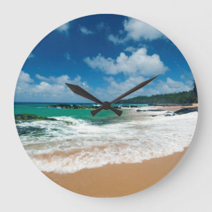 USA, Kauai, Hawaii. Eine Frau streift die Felsen Große Wanduhr