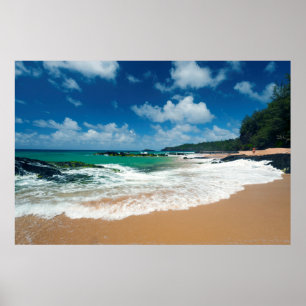 USA, Kauai, Hawaii. Eine Frau trollt durch die Ste Poster