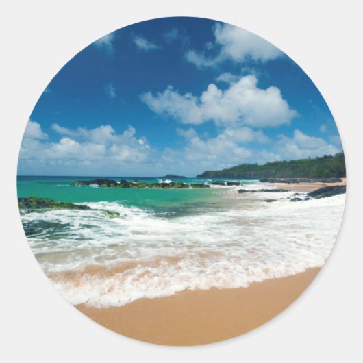 USA, Kauai, Hawaii. Eine Frau trollt durch die Ste Runder Aufkleber (Vorderseite)