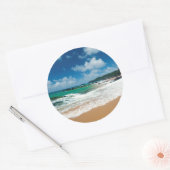 USA, Kauai, Hawaii. Eine Frau trollt durch die Ste Runder Aufkleber (Umschlag)