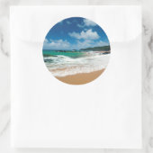 USA, Kauai, Hawaii. Eine Frau trollt durch die Ste Runder Aufkleber (Tasche)