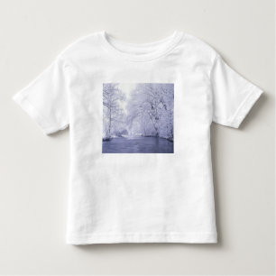 USA, Kentucky, Louisville. Schnee bedeckt Kleinkind T-shirt
