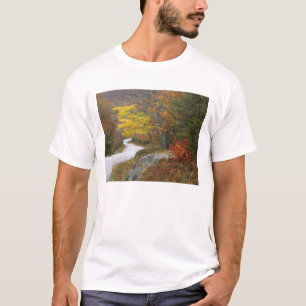 USA, Maine, Camden. Straße nach Camden T-Shirt