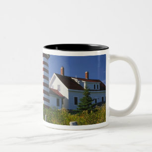 USA, Maine, Lubec. West Quoddy Head Leuchtturm Zweifarbige Tasse