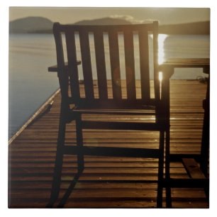 USA, Maine, Rockwood. Ein Stuhl mit Blick auf Fliese