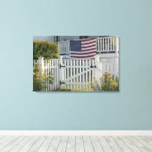 USA, Massachusettes, Gloucester: Patriotischer Zau Leinwanddruck (Insitu (Holzboden))