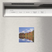 USA, Massachusetts, Acton. Herbstreflektion Magnet (In Situ (Geschirrspüler))
