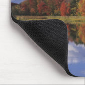 USA, Massachusetts, Acton. Herbstreflektion Mousepad (Ecke)