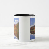 USA, Massachusetts, Acton. Herbstreflektion Tasse (Zentrum)