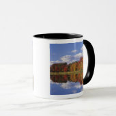 USA, Massachusetts, Acton. Herbstreflektion Tasse (VorderseiteRechts)