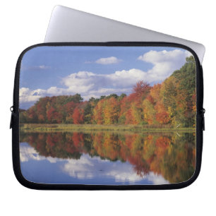 USA, Massachusetts, Acton. Reflexion des Herbstes Laptopschutzhülle