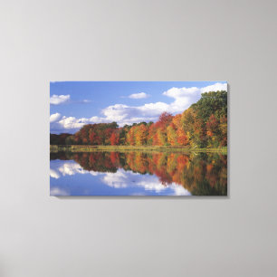 USA, Massachusetts, Acton. Reflexion des Herbstes Leinwanddruck