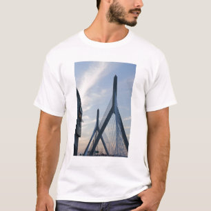 USA, Massachusetts, Boston. Die Zakim-Brücke. 2 T-Shirt