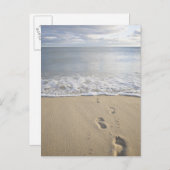 USA, Massachusetts, Cape Cod, Fußspuren auf Postkarte (Vorne/Hinten)