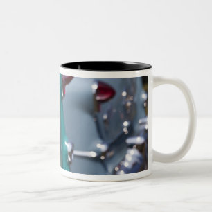 USA, Massachusetts, Gloucester. 1950er-Jahre Zweifarbige Tasse
