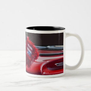 USA, Massachusetts, Gloucester. Flauschige Würfel  Zweifarbige Tasse