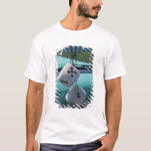 USA, Massachusetts, Gloucester. Fuzzy Würfel in ei T-Shirt