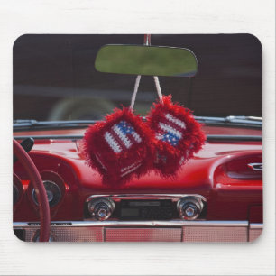 USA, Massachusetts, Gloucester. Fuzzy Würfel mit Mousepad