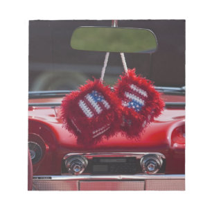 USA, Massachusetts, Gloucester. Fuzzy Würfel mit Notizblock