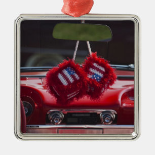 USA, Massachusetts, Gloucester. Fuzzy Würfel mit Ornament Aus Metall