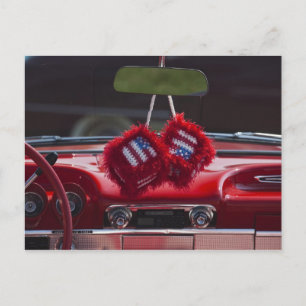 USA, Massachusetts, Gloucester. Fuzzy Würfel mit Postkarte