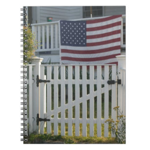 USA, Massachusetts, Gloucester: Patriotischer Zaun Notizblock