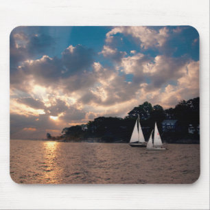 USA, Massachusetts. Segeln bei Sonnenuntergang Mousepad
