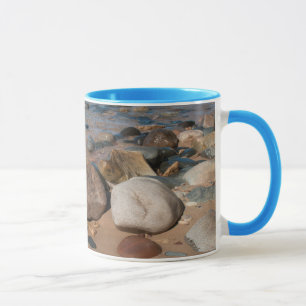 USA, Michigan. Abgerundete Felsen auf 12 Mile Tasse