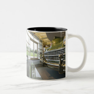 USA, Michigan, Auburn Hills: Walter P. Crysler Zweifarbige Tasse