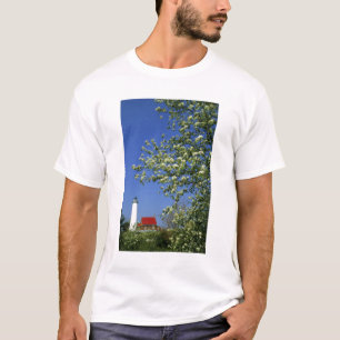 USA, Michigan, East Tawas. Tawas-Leuchtturm mit T-Shirt