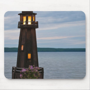 USA, Michigan. Garten-Dekoration Leuchtturm Mousepad