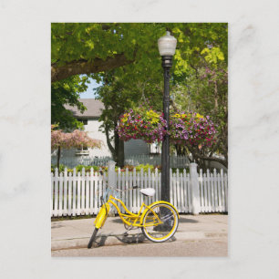 USA, Michigan, Mackinac Island. Gelbes Fahrrad Postkarte