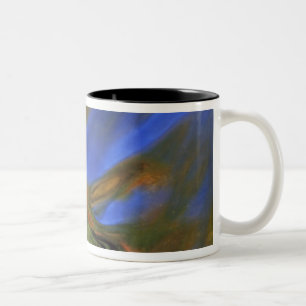 USA, Michigan, Obere Halbinsel, Birkenblätter in Zweifarbige Tasse