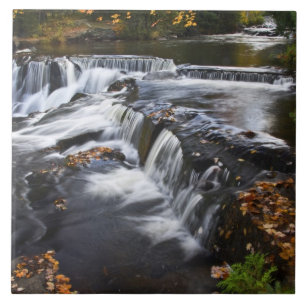 USA, Michigan, Oberes Halbinsel. Bond Falls und Fliese
