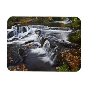 USA, Michigan, Oberes Halbinsel. Bond Falls und Magnet