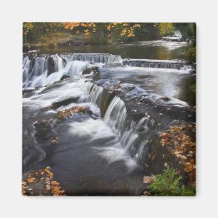USA, Michigan, Oberes Halbinsel. Bond Falls und Magnet