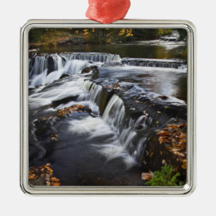 USA, Michigan, Oberes Halbinsel. Bond Falls und Silbernes Ornament