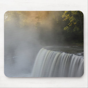 USA, Michigan, Oberes Halbinsel. Herbstsonnenaufga Mousepad
